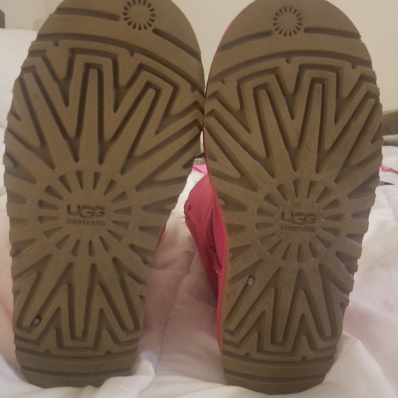 Double Bow Hot Pink kids  UGGs customized with mermaid and G initial. Size 5 - Picture 7 of 8